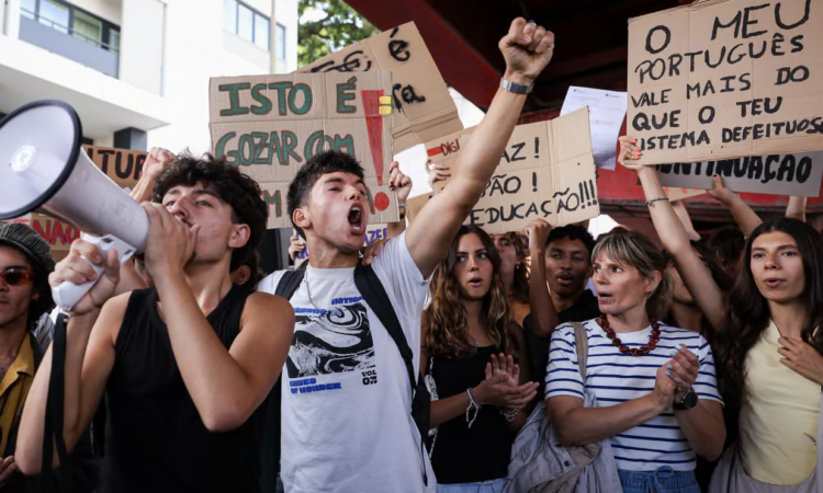 Last week, hundreds of students, parents, teachers and members of several opposition parties protested outside the education ministry in Lisbon. Photograph: Diogo Ventura/Observador